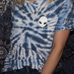 Cute blue and white tie dye alien shirt!!💙